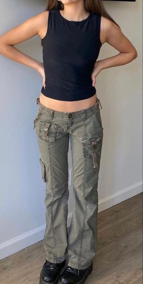 Cargo Pants Outfit, 2000s Fashion Outfits, Jeans Fashion, 2000s Fashion, Fashion Killa, Aesthetic Outfits, Aesthetic Clothes, Pretty Outfits, Cargo Pants