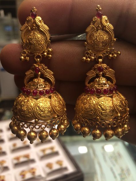 Kasina Sara Earrings, Big Earrings Gold, Indian Gold Necklace Designs, Gold Jhumkas, Beaded Wedding Jewelry, Temple Jewellery Earrings, Gold Earrings Indian, Gold Jhumka Earrings, Gold Jewels Design