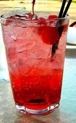 Shirley Temples- aka the best drink ever! A mix of sprite or 7 up and cherry grenadine. I love these....LOVE. Shirley Temple Drink, Cocktail Fruit, Shirley Temple, Healthy Smoothie, Ginger Ale, Party Drinks, Non Alcoholic Drinks, Refreshing Drinks, Non Alcoholic