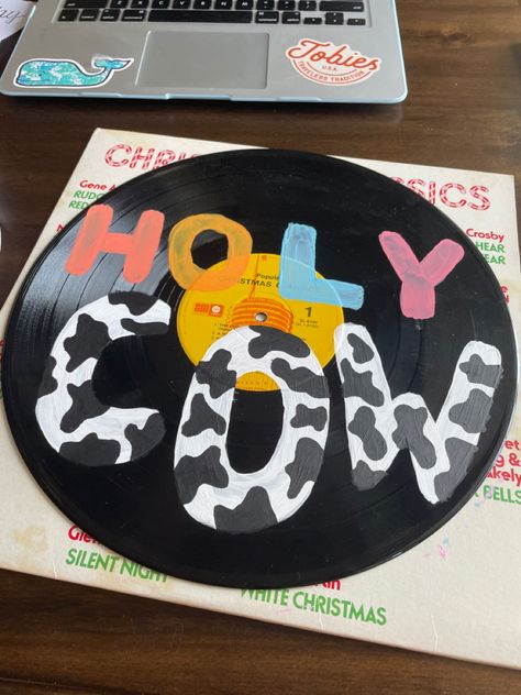 Western Painted Records, Country Music Painting Ideas, Record Painting Ideas Aesthetic Easy, Decorated Vinyl, Painted Records Vinyl Easy, Painting On Vinyl Records, Record Painting Ideas Aesthetic, Record Painting Ideas Easy, Cow Print Painting