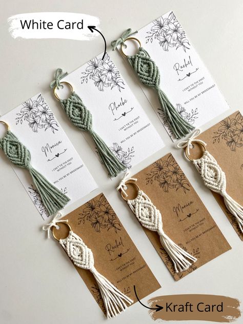 Boho Souvenir Ideas, Crochet Wedding Gift, Simpul Makrame, Pola Macrame, Eid Crafts, Wedding Bachelorette Party, Macrame Wedding, Personalized Cards, Macrame Wall Hanging Diy