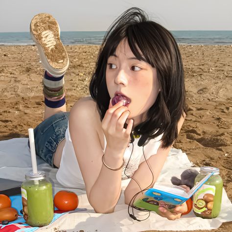 Beach Fruit, Summer Core, Brat Summer, Fruit Summer, 사진 촬영 포즈, Pose Idea, Ig Feed, Aesthetic Beach, Foto Ideas Instagram