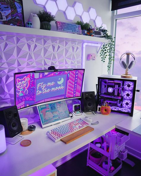 pink and purple gaming setup for inspiration for gamer girls. with neon lights, gaming computer pc, and pastel aesthetics Purple Gaming Setup, Aesthetic Gaming, Gaming Desk Setup, Computer Gaming Room, Gamer Setup, Gamer Room Decor, Video Game Room Design, Anime Room, Gaming Room Setup