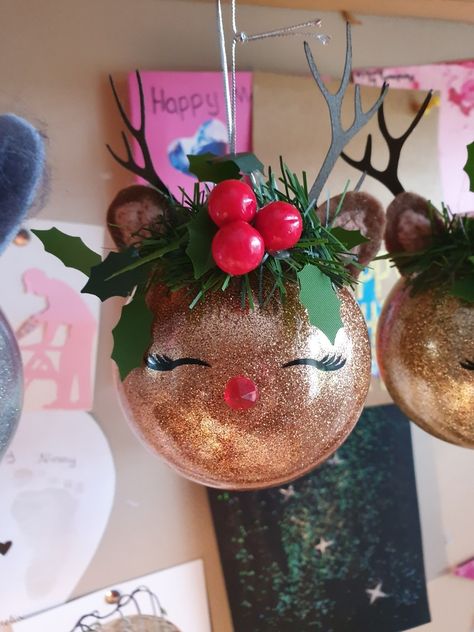 Rudolph Christmas Ornaments Diy, Bauble Decoration Ideas For Kids, Christmas Bauble Ideas For Kids, Xmas Baubles Ideas, Reindeer Bauble, Bauble Ideas, Glass Reindeer, Easy Holiday Decorations, Hello Kitty Christmas Tree