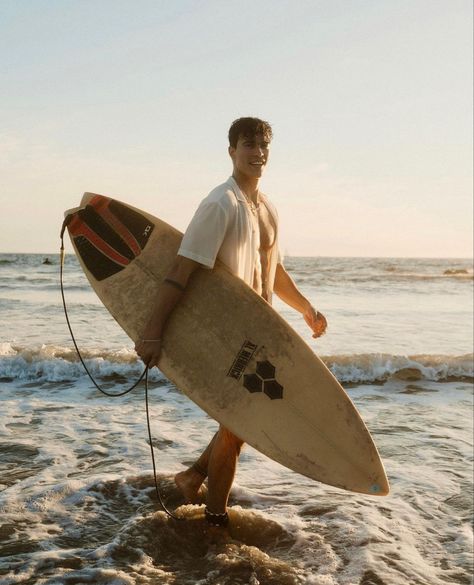 Surf Guys, Surf Boy, Surfer Guys, Surfing Aesthetic, Surf Aesthetic, Surfer Boy, Sports Aesthetic, Beach Pictures Poses, Aesthetic Boys