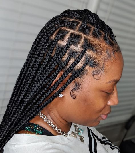 Differences between box braids and knotless braids, price, type of hair used, pros, cons and more. Box Braids Tutorial, Kanekalon Braiding Hair, Knotless Box Braids, Medium Box Braids, Jumbo Box Braids, Knot Braid, Braids Hairstyles Pictures, Box Braids Styling, Girls Hairstyles Braids