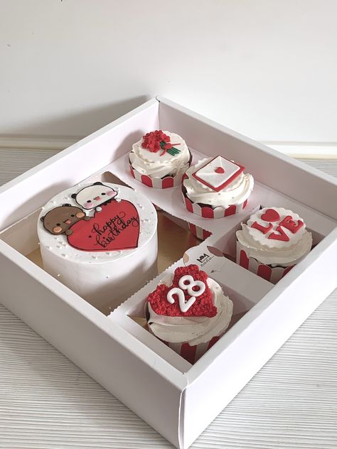 Cupcake Cakes Anniversary, Gift For Boyfriends Birthday, Valentine Bento Cake With Cupcakes, Cake Designs For Love, Valentine Cake Box Ideas, Mini Cake For Anniversary, Minicakes Design, Cupcakes For Anniversary Love, Bento Cake For Love