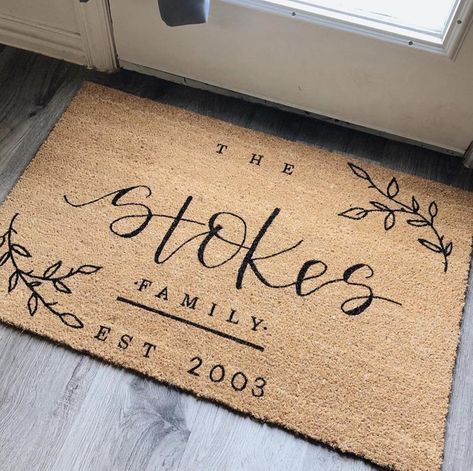 Cute Door Mats, Doormat Ideas, Porch Mat, Door Mat Diy, Projets Cricut, Front Door Mats, Welcome Door Mats, Custom Doormat, Personalized Door Mats