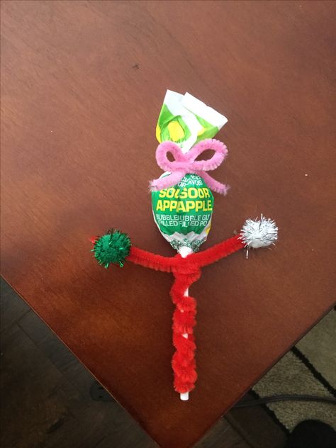 Crafty cheer treats. Lollipop cheerleader. Cheerleader Valentines, Cheerleading Snacks, Cheer Gifts Diy, Cute Cheer Gifts, Cheer Spirit Sticks, Cheer Snacks, Cheer Treats, Cheerleading Party, Spirit Sticks