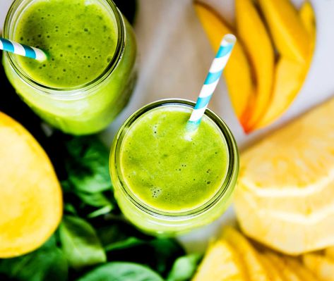 The BEST green smoothie recipe - Beginner's Luck Green Smoothie Green Smoothie Recipes Healthy, Spinach Smoothie Recipes, Green Smoothie Challenge, Best Green Smoothie, Easy Green Smoothie, Green Smoothie Recipe, Green Detox Smoothie, Smoothie Cleanse, Healthy Green Smoothies