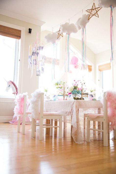 20160430MIa is 5 - Unicorn party219 Beauty Party Ideas, Magic Birthday Party, Pyjamas Party, Diy Kids Party, Magic Birthday, Unicorn Themed Birthday Party, Rainbow Parties, Party Table Settings, Unicorn Birthday Parties