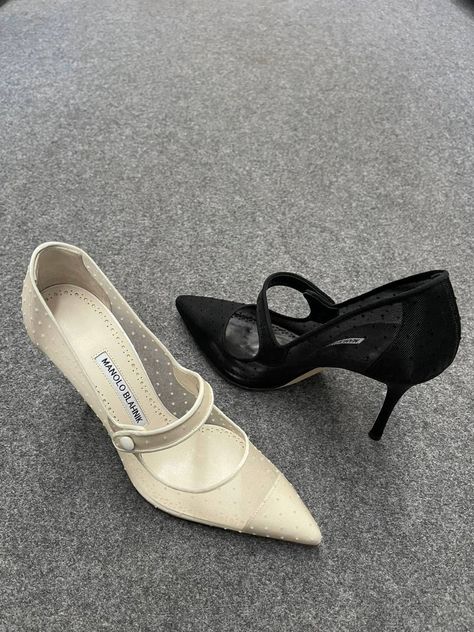 Manolo Blahnik Carrie, Elegant Shoes Heels, Shoes Heels Classy, Classy Shoes, High Shoes, Aesthetic Shoes, Elegant Shoes, Fabulous Shoes, Fashion High Heels