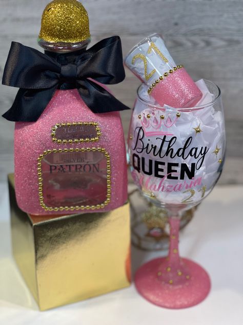 21 Birthday Centerpieces, 21st Birthday Wine Glass Ideas, 21st Birthday Bottle Decoration, 21st Birthday Cups, 21st Birthday Centerpieces, Diy Glitter Glasses, Diy 21st Birthday Gifts, Shot Glasses Diy, Blinged Bottles