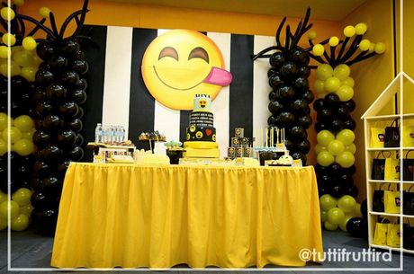 5 pasos para hacer una fiesta de emojis Emoticon Party, Emoji Party Decorations, Emoji Decorations, Emoji Cake, Emoji Birthday Party, Emoji Party, Emoji Birthday, 13th Birthday Parties, 11th Birthday