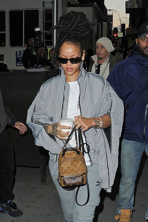 Rihanna carrying Louis Vuitton Palm Springs Mini Backpack Mini Backpack Outfit, Harry Girlfriend, Louis Vuitton Palm Springs Mini, Backpacking Outfits, Palm Springs Outfit, Looks Rihanna, Palm Springs Mini Backpack, Palm Springs Bachelorette, Rihanna Photos