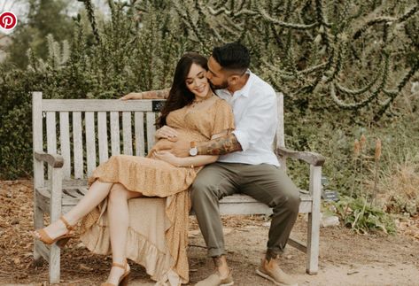 Garden Maternity Shoot, Family Maternity Pictures, Maternity Photography Poses Outdoors, Garden Botanical, Pregnancy Pics, Baby Announcement Photoshoot, Cute Pregnancy Pictures, Pregnancy Pictures, Beach Maternity Photos