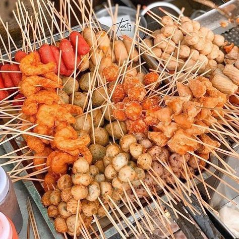 Streets Aesthetic, Filipino Street Food, Grocery Foods, Malaysian Food, Japanese Dessert, Fair Food Recipes, Buffet Food, Desert Recipes, Food Shop