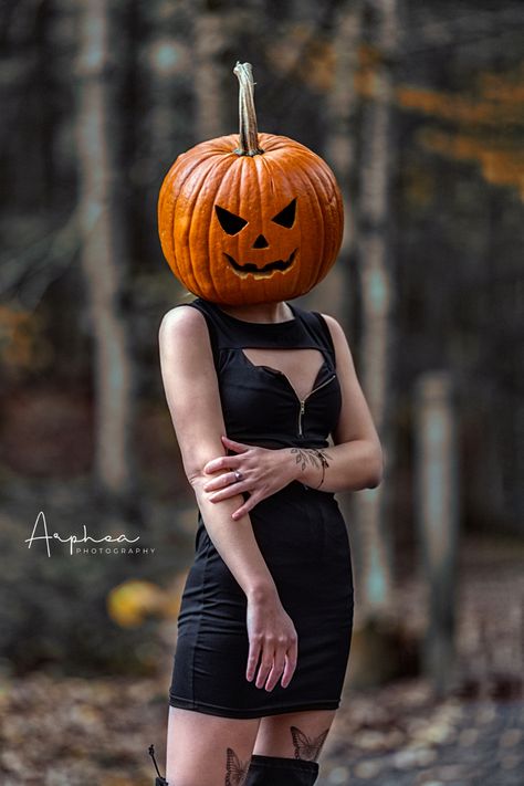 Pumpkin Head Photoshoot Female, Holding Pumpkin Pose Reference, Pumpkin Head Photoshoot Friends, Pumpkin Shoot, Pumpkinhead Photoshoot, Pumpkin Head Photoshoot, Head Photoshoot, Photoshoot Friends, Pumpkin Queen