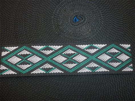 This is a taniko band of green, white and black. I really like the colours because they all match and go together really well and you can see the vertical diamond shapes going through. It is nicely stitched and the black outline really stands out really well. Taniko Patterns Design, Taniko Patterns Maori, Raranga Patterns, Taniko Patterns, Diy Food Candles, Maori Symbols, Maori Culture, Flax Weaving, Maori People