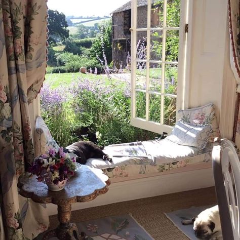 English Cottage Bedrooms, Cozy English Cottage, English Cottage Interiors, Cottage Room, Chintz Fabric, English Country Decor, Country Cottage Decor, Cottage Interior, English Cottage Style