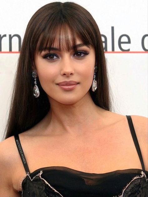 Bangs Monica Bellucci, Round Bangs Long Hair, Long Hair With Bangs Oval Face, Monica Belluci Hairstyle, Monica Belluci Bangs, Monica Bellucci Hair, Monica Belluci Hair, Celebrities With Bangs, Bangstyle Hair Long