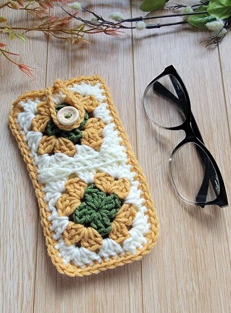 Granny Square Crochet Bag Eyeglass Sunglass Case Pouch With button - a simple and fast project..#crochetbag #handmadebag #DIYbag #crochetlove #bagaddict Granny Square Simple, Crochet Glasses Case, Granny Square Pouch, Crochet Eyeglass Cases, Granny Square Crochet Bag, Square Crochet Bag, Crochet Granny Square Tutorial, Knitting & Crochet Tools, Granny Square Projects