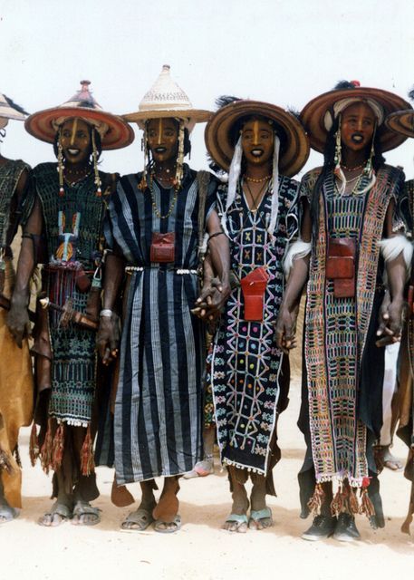 North African Traditional Clothing, Gambia Traditional Clothing, Fulani Clothes, African Tribe Clothing, Traditional African Clothing For Women, Fulani Clothing, Africa Traditional Clothes, African Traditional Wear Culture, Wodaabe Men