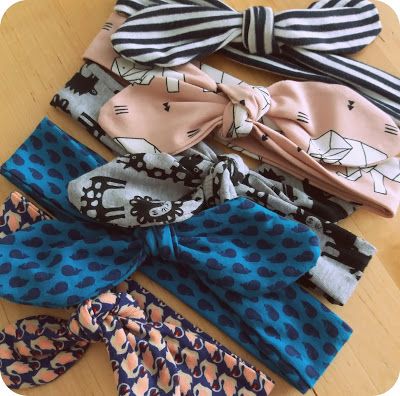 Tiene: Knoop haarband- Gratis patroon! Sewing Headbands, Easy Baby Blanket, Baby Head Wrap, Baby Turban, Trendy Sewing, Baby Sewing Projects, Shirt Diy, Sewing Projects For Kids, Sewing Stitches