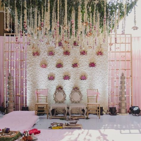 Wedding Decor Aesthetic Simple, Pastel Wedding Stage Decor, Pastel Backdrop Ideas, Pastel Stage Decor, Day Engagement Decor Outdoor, Day Wedding Decoration Indian, Simple Wedding Decorations Indian, Engagement Decorations Indian Stage Simple, Reception Decorations Simple