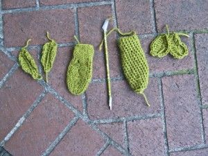 Felted knit and crochet #pickles with patterns (Christmas in July) Crochet Pickles, Knitting Quilt, Indie Craft, Christmas Pickle, Body Craft, 9 Patch Quilt, Mug Rug Patterns, Edible Crafts, Crochet Leaves