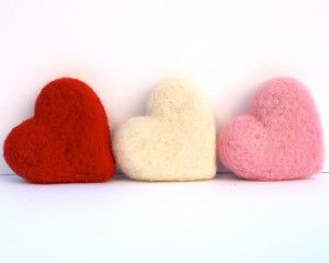 Share Tweet + 1 Mail Who want’s to make their loved ones needle felted hearts for Valentine’s Day? If you have never needle felted ... Felt Hearts Diy, Felted Hearts, Tovad Ull, Needle Felting Tutorial, Needle Felting Diy, Needle Felting Tutorials, Needle Felting Kits, Needle Felting Projects, Felt Heart