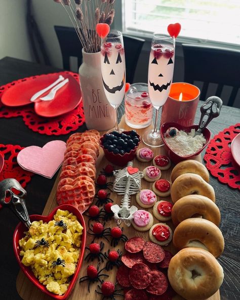 Halloween Board, Hosting Ideas, Spooky Food, Halloween Food Treats, Food Video, Snack Board, Valentines Day Food, Holiday Snacks, Halloween Dinner