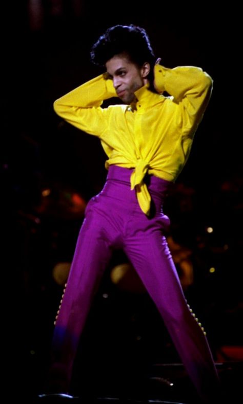 Prince is the only person who could ever pull off wearing bright yellow and Barney purple together Prince Outfits, Princes Fashion, Prince Musician, Prince Clothes, Prince Images, Prince Tribute, Prince Party, The Artist Prince, Pictures Of Prince