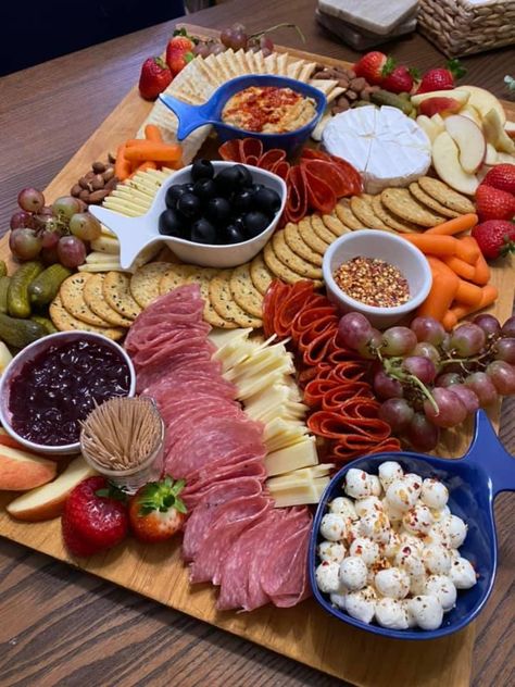 Picky Bits Platter, Savory Platter, Antipasto Plate, Quiche Recipes Easy, Foreign Food, Charcuterie Inspiration, Charcuterie And Cheese Board, Charcuterie Recipes, Appetizer Bites