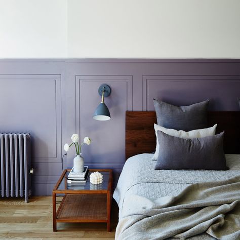 Appartement New York, Best Bedroom Colors, Dream Bedrooms, Design Tricks, Feng Shui Bedroom, Bedrooms Ideas, Purple Walls, Wood Headboard, Bedroom Paint Colors