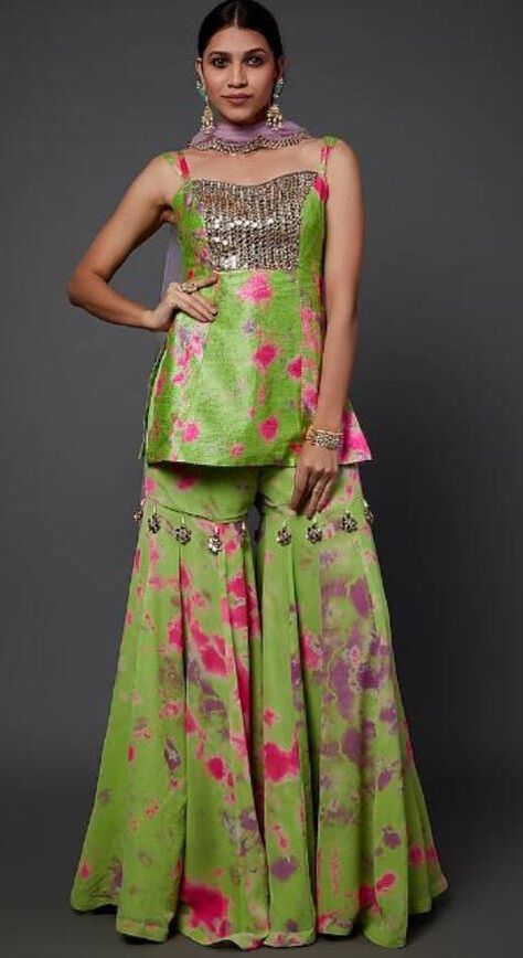 Bandhni Outfits Indian, Elegant Royal Dresses, Phulkari Design, Plazo Kurti, Indian Bridesmaid Dresses, Outfits Indian, Traditional Indian Dress, Long Kurti Designs, Bollywood Outfits