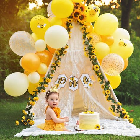 Bee Day Cake Smash, Sunflower Cake Smash, Bee Photos, Bee Birthday Theme, Bee Themed Birthday Party, Newborn Cake, Simple Birthday Party, Smash Cake Girl, Baby Cake Smash