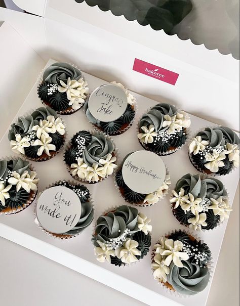 #graduation #cake #cupcakeideas #yummy Graduation Cupcake Cake, Graduation Look, Floral Cupcakes, Graduation Cupcakes, Food Hub, Graduation Cake, Flower Cupcakes, Cute Cupcakes, Graduation Cakes