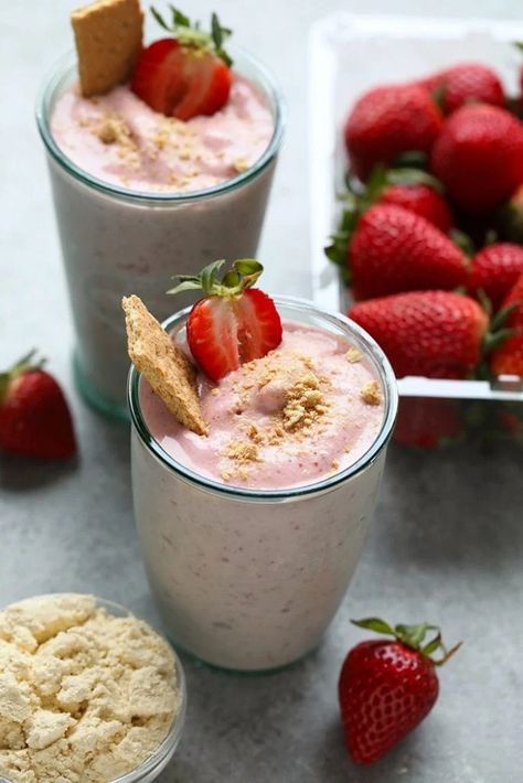 Strawberry Protein Shake (5 ingredients!) - Fit Foodie Finds Protein Powder Smoothie Recipes, High Protein Smoothie Recipes, Yummy Protein Shakes, Protein Powder Smoothie, Smoothie Recipes With Yogurt, Best Protein Shakes, Smoothie Recipes For Kids, Smoothie Recipes Strawberry, Tabbouleh Salad