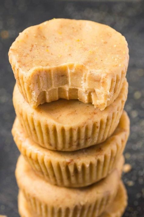 3 Ingredient Banana Fudge recipe- No condensed milk, no butter and no sugar! This smooth and creamy fudge uses overripe bananas, and is completely vegan, paleo, and gluten free. Fudge Recipe Condensed Milk, Banana Fudge, Sugar Free Snacks, No Dairy, Vegan Banana, Free Snacks, Sugar Free Desserts, Banana Recipes, Sugar Free Recipes