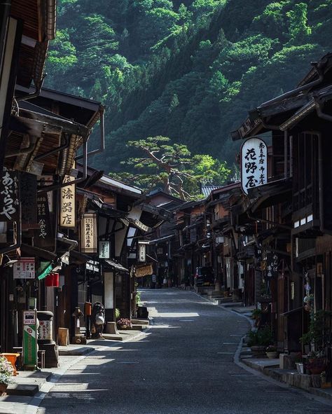 🇯🇵 Narai-juku was the thirty-fourth of the sixty-nine stations of the Nakasendō, as well as the second of eleven stations along the Kisoji.  📸 instagram.com/daisukephotography  👏👏👏  🔥For more 👉 instagram.com/japanpiks Japan Landscape, Japan Architecture, Japan Street, Japan Aesthetic, Japanese Architecture, Japan Photo, Visit Japan, Edo Period, Nagano