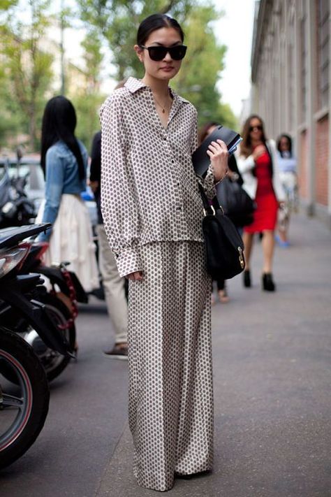 Pajama Outfits Fashion Street Style, Pajamas Street Style, Pajama Style Outfit, Pyjama Style Outfit, Pajama Street Style, Pyjamas Outfit, Pyjama Outfit, Pajamas Fashion, Pajama Style