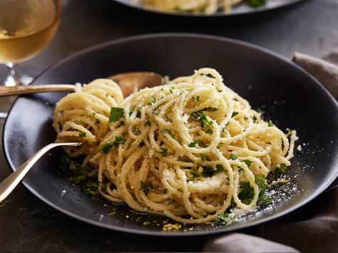 Get Spaghetti al Limone: Spaghetti with Lemon Sauce Recipe from Cooking Channel Limone Spaghetti, Pasta Rasta, David Rocco, Cheesy Pasta Recipes, Cooking Channel Recipes, Lemon Spaghetti, Penne Alla Vodka, Cheesy Pasta, Lemon Pasta