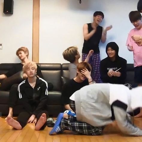 Stray Kids Being Chaotic, Stray Kids Funny, Foto Best Friend, Stray Kids Random, Kids Meme, Skz Meme, Stray Kids Memes, Stray Kids Chan, Kids Groups