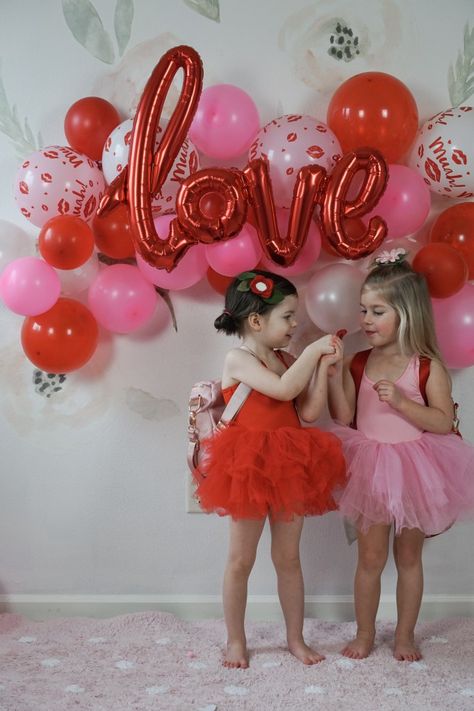 The perfect Valentine's Day party for toddlers #valentinesday #valentines Valentines Diy Kids, Pinterest Valentines, Roses Valentine, Valentines Bricolage, Valentine Mini Session, Valentine Photo Shoot, Valentinstag Party, Valentine Picture, Valentines Day Messages