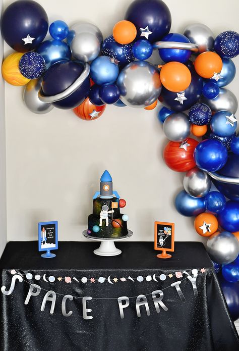 Blush Balloon Party Shop's Amazing Outer Space Garland decorates the cake table! Happy Birthday B, Space Themed Party, Space Party Decorations, Astronaut Party, Fest Temaer, Space Theme Party, Astronaut Birthday, Outer Space Party, Outer Space Birthday