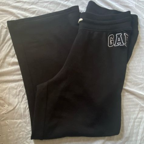 GAP women sweatpants Size L Women Sweatpants, Gap Outfits, Cute Pjs, Fits Clothes, Swaggy Outfits, Simple Trendy Outfits, Gap Women, Sweat Pants, Dream Clothes