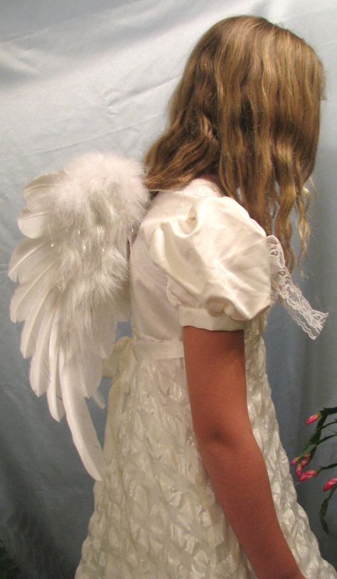 Medium size white feather wings - side view [Angel] Angel Side View, Wings Side View, Princess Attire, Small Wing, Feather Wings, White Feather, White Feathers, Costume Makeup, Side View