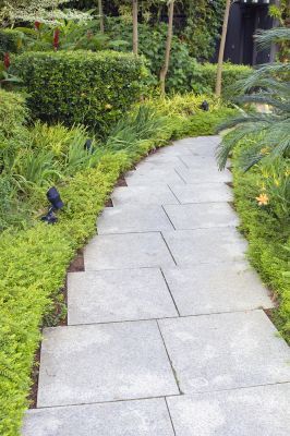 Paver Walkway Diy, Bluestone Paving, Paver Ideas, Stone Garden Paths, Garden Pavers, Backyard Walkway, Walkway Landscaping, Paver Walkway, Walkways Paths