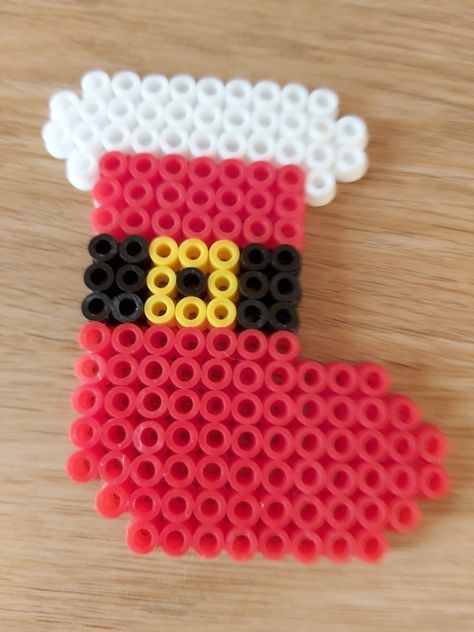 Hama Pearls Christmas, Hamma Beads Ideas Christmas, Christmas Melting Beads, Small Perler Beads Ideas Christmas, Perler Beads Christmas Patterns, Christmas Perler Bead Ideas, Christmas Melty Beads, Christmas Hama Beads Pattern, Christmas Fuse Beads